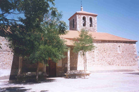 Fachada de la parroquia de San Miguel Arcángel de Pedrezuela
