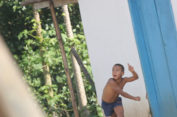 Chicos de Quilombo jugando al balón, Sao Paulo, Brasil