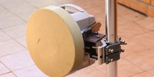 ODU de radioenlace Minilink fijado en un tubo de 60 mm
