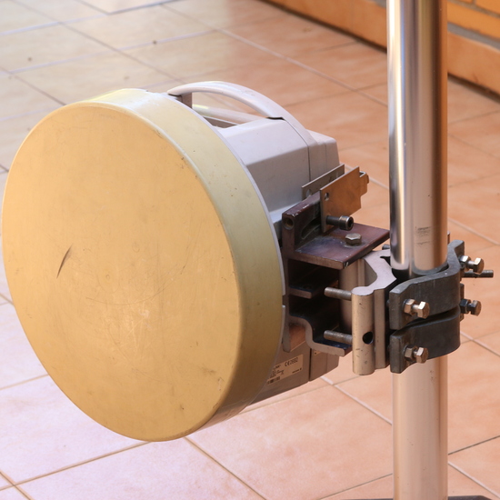 ODU de radioenlace Minilink fijado en un tubo de 60 mm