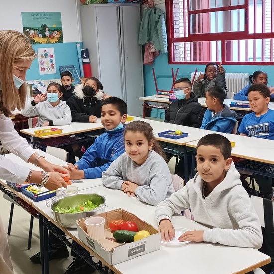 COSECHA DE LECHUGA DEL HUERTO Y COMIDA EN LA CLASE 11