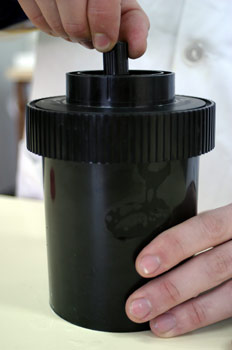 Agitando el tanque con la varilla