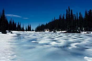 Río helado en las Montañas Rocosas