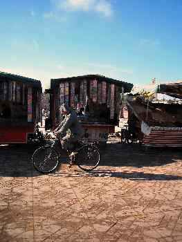 Ciclista en un mercado, Marrakech, Marruecos