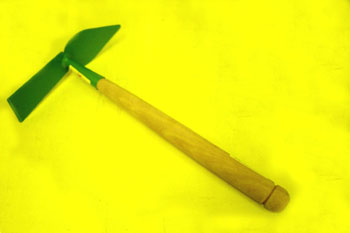 Azada y pico de jardinería