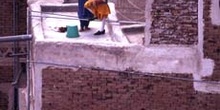 Niñas jugando en una azotea, sin protecciones, Yemen