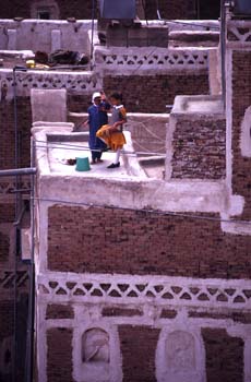 Niñas jugando en una azotea, sin protecciones, Yemen