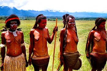 Mujeres pintadas de rojo, Irian Jaya, Indonesia