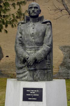 Monumento al General Don Pedro Vives Vich, Museo del Aire de Mad