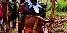 Guerrero armado con arco, Irian Jaya, Indonesia