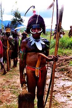 Guerrero armado con arco, Irian Jaya, Indonesia