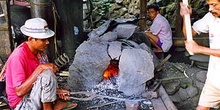 Forja para construir cuchillos y sables, Sulawesi, Indonesia