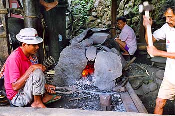 Forja para construir cuchillos y sables, Sulawesi, Indonesia