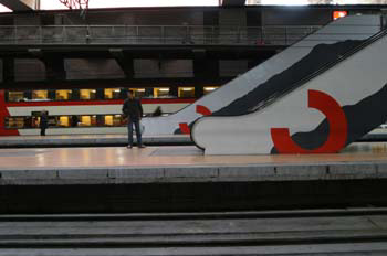 Usuario en el andén de Atocha, Madrid