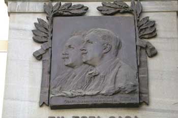 Relieve de los Hermanos álvarez Quintero