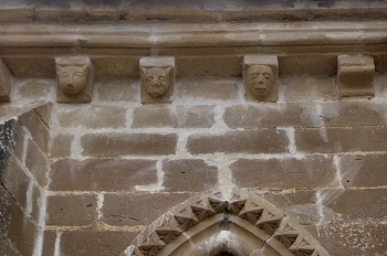 Adornos con cabezas. San Miguel de Foces, Huesca