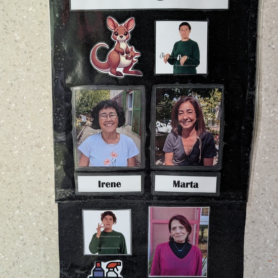 Cartel de aula canguros. Comunicación bimodal.