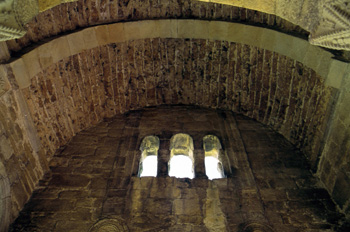 Arco fajón y ventana trífora de la planta noble de Santa María d