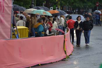 Vallas de seguridad engalanadas con telas rosas