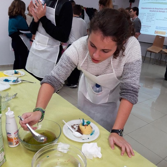 Alumnos del IES Neil Armstrong de Valdemoro en la Facultad de Biológicas. UCM. Semana de la Ciencia. Taller de bioquímica 