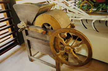 Aperos agrícolas: Máquina desgranadora, Museo del Pueblo de Astu
