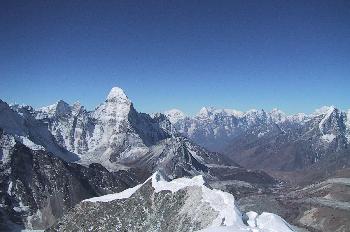 Acercamiento a la cresta nevada de una montaña