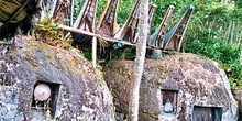 Panteones funerarios Toraja excavados en roca viva, Sulawesi, In