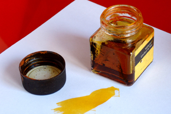 Bote de tinta amarilla