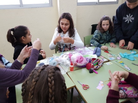 Decorando pasillos del pabellón 3 por Navidad 3