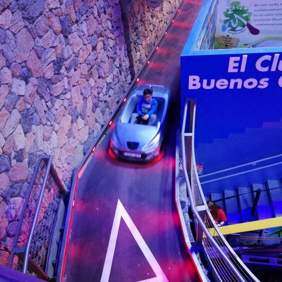 LAS NIÑAS Y NIÑOS DE AMPARO  DISFRUTANDO EN MICRÓPOLIX 9