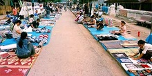 Mercado de calle con puestos textiles, Laos