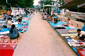 Mercado de calle con puestos textiles, Laos
