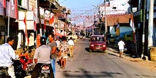 Calle asfaltada en el centro de Rantepao, Sulawesi, Indonesia