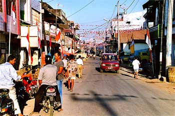 Calle asfaltada en el centro de Rantepao, Sulawesi, Indonesia