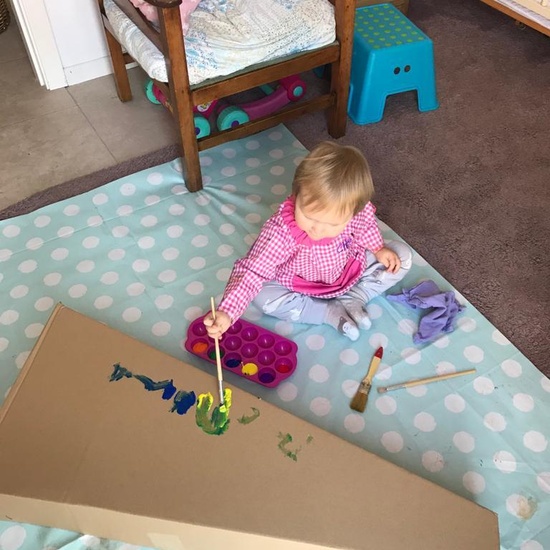 Chloe haciendo actividades en casa 5