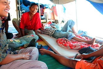 Refugiados, interior de una tienda Melaboh, Sumatra, Indonesia