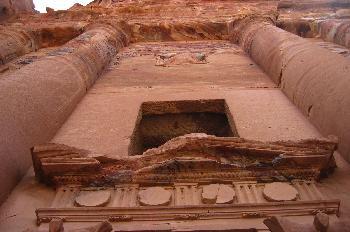 Fachada de la Tumba de Urn, Petra, Jordania