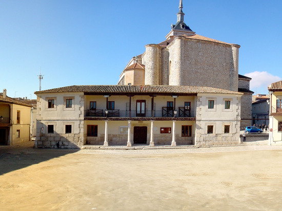 Plaza Ábside con Iglesia al fondo en Colmenar de Oreja