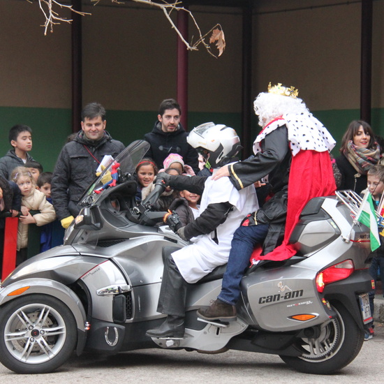 Visita de sus Majestades los Reyes Magos al colegio Luis Bello en moto 2018 9