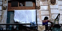 Mujer tendiendo ropa, Cuba