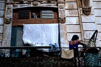 Mujer tendiendo ropa, Cuba