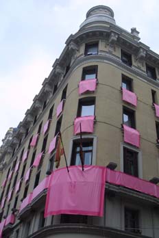 Colgaduras con el emblema oficial de la boda real