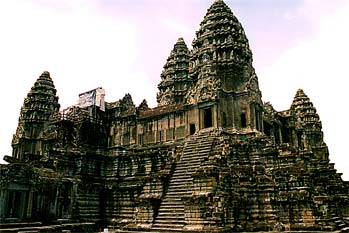 Vista general del Bayon en Angkor, Camboya