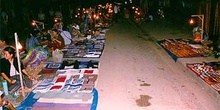 Mercado en las calles de Luang Prabang con iluminación nocturna,