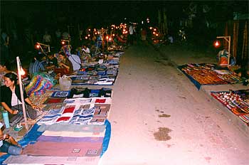 Mercado en las calles de Luang Prabang con iluminación nocturna,