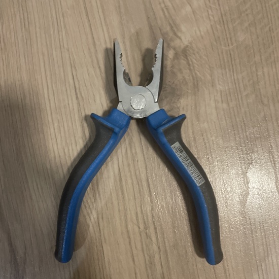 Alicate universal abierto