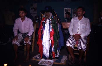 Deidad local Maximón, con sus asistentes, en Santiago Atitlán, G
