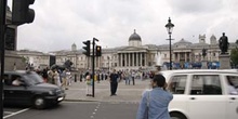 Tráfico en Trafalgar Square, Londres