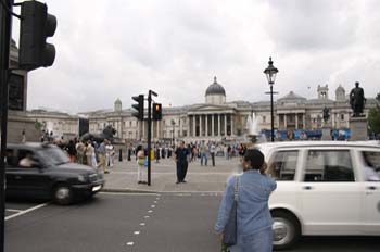 Tráfico en Trafalgar Square, Londres