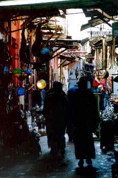 Personas paseando por un zoco, Marrakech, Marruecos